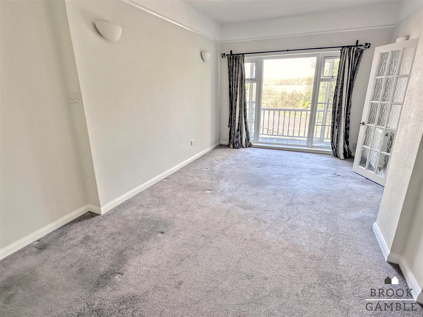2 Bedroom Flat. Silverdale Road in Eastbourne,  3